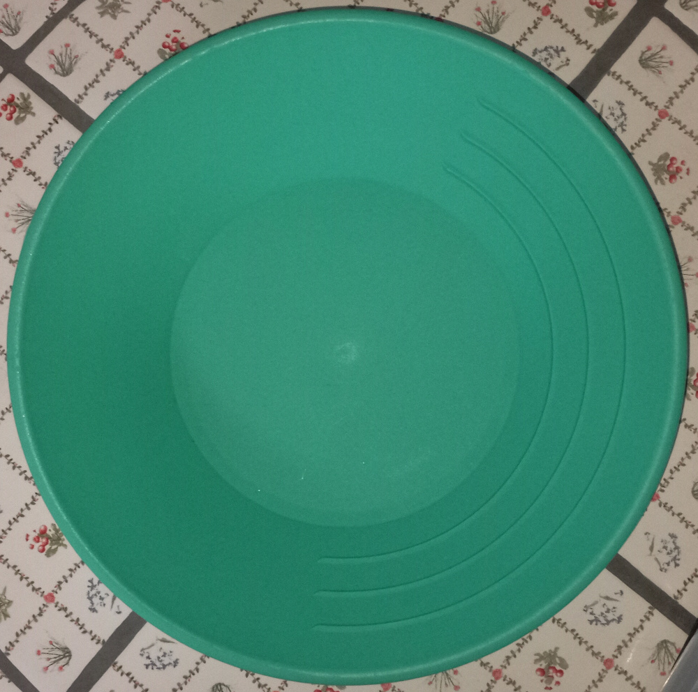 10 Inch Green Colored Gold Pan With Textured Surface